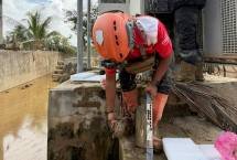 Teknisi Telkom melakukan pemulihan jaringan pasca bencana longsor dan banjir bandang di Aceh, Sumatra Utara dan Sumatra Barat.