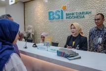 SEVP Funding & Transaction BSI Ida Triana Widowati bersama RCEO RO 4 Jakarta 1 Affan Mawardi menyapa nasabah pelunasan haji di BSI KC Summarecon Bekasi (19/12).