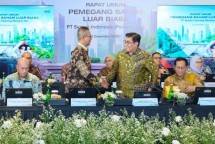 Komisaris Utama SIG, Sigit Widyawan (kanan) dan Direktur Utama SIG, Indrieffouny Indra pada Rapat Umum Pemegang Saham Luar Biasa (RUPSLB) Tahun 2025 di Jakarta, Senin (22/12/2025).