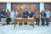Direktur Utama SIG, Indrieffouny Indra (kiri) dan Direktur Utama PT Agrinas Pangan Nusantara (Persero), Joao Angelo De Sousa Mota (kanan) menandatangani Nota Kesepahaman tentang Penyediaan dan Pemanfaatan Solusi Bahan Bangunan untuk Pembangunan Koperasi Desa/Kelurahan Merah Putih, disaksikan Menteri Koperasi, Ferry Juliantono (tengah) di Kantor Kementerian Koperasi, Jakarta, pada Rabu (17/12/2025).
