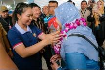 Sambut Wisatawan Perdana, Wamen Ni Luh Tegaskan Kepri sebagai Gerbang Utama Wisatawan Mancanegara