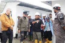 Wakil Menteri Dalam Negeri Bima Arya (tengah), didampingi Managing Director, Stakeholder Management Danantara Indonesia Rohan Hafas (dua dari kiri) bersama Wakil Direktur Utama Bank Syariah Indonesia Bob T. Ananta (kanan) meninjau langsung masyarakat yang akan menempati Huntara (Hunian Danantara) sekaligus menyerahkan kunci sebagai komitmen kehadiran negara untuk masyarakat Aceh. 