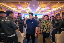 Menpora Erock Thohir berjalan bersama Direktur Utama BRI Hery Gunardi