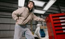 Tampil on-point di pagi hari dengan windbreaker jacket dari Dealer Equipment Collection Vespa.