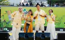 Arya Mohan (Brand Ambassador So Fresh Citrus) bersama Mita Ardiani (Marketing Manager Personal Care Category WINGS Group) meluncurkan varian baru So Fresh Citrus di Manfreshting Festival.