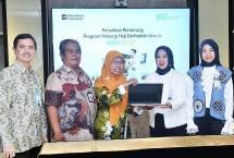 SEVP Funding & Transaction PT Bank Syariah Indonesia (Persero) Tbk Ida Triana Widowati (dua dari kanan) didampingi Kepala Bidang Pemberdayaan Sosial Dinas Sosial Provinsi DKI Jakarta Rudy Syahrul (dua dari kiri), Penyuluh Sosial Ahli Madya Dit PPSDS Kementerian Sosial RI Sunniyah (tiga dari kiri) mengumumkan Pemenang Program Nabung Haji Berhadiah Umroh di Jakarta. 