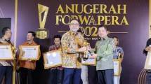 Ketua Umum ASAKI, Edy Suyanto saat menerima Anugerah Forwapera 2026 yang diserahkan langsung oleh Menteri Perumahan Rakyat Tahun 2009-2011 Suharso Manoarfa