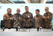 Direktur Utama BSI Anggoro Eko Cahyo (tengah), Direktur Sales & Distribution BSI Anton Sukarna (kiri), Direktur Finance & Strategy BSI Ade Cahyo Nugroho (dua dari kiri), Wakil Direktur Utama BSI Bob T. Ananta (dua dari kanan) dan Direktur Risk Management BSI Grandhis H. Harumansyah (paling kanan) menyampaikan paparan kinerja Perseroan untuk tahun buku 2025 di Kantor Pusat BSI.