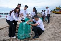Dukung Gerakan Indonesia ASRI, BRI Peduli Ajak Masyarakat Bersih-bersih di Pantai Kedonganan Bali 