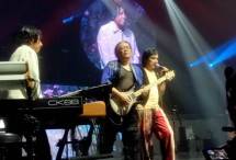 Aksi para personel Kla Project; Katon Bagaskara, Lilo, dan Adi Adrian di konser LUX NOVA yang digelar di Balai Sarbini, Jakarta (7/2/2026).