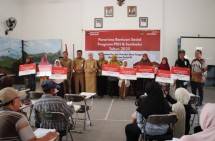 Sebagai mitra strategis pemerintah, Bank Mandiri telah menyalurkan bansos kepada Keluarga Penerima Manfaat (KPM) yang tersebar di 123 kota dan kabupaten di seluruh Indonesia melalui skema Program Sembako dan PKH. 