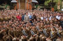 Wakil Presiden, Gibran Rakabuming Raka bersama Menteri Pariwisata, Widiyanti Putri Wardhana saat membuka pertemuan dengan 74 pelaku usaha pariwisata Tanah Air dan pemerintah daerah di Poltekpar Bali, Jumat (13/2/2026).