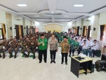 (ki-ka) - Sebanyak 200 instruktur.dan pelatih Barisan Ansor Serbaguna (Banser) dari seluruh Indonesia yang merupakan peserta pembekalan komunikasi publik berfoto bersama Hermawanto (Moderator/kiri) serta para pembicara tamu yakni AKP Yulianto (tengah) dan AM Putut Prabantoro (kanan). Pembekalan diadakan di SPN Polda DIY. Imogiri, Bantul, Yogyakarta, Sabtu (14/02/2026). 