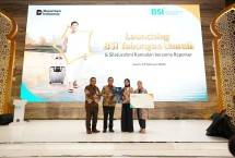 (kiri-kanan). BSI Tabungan Umrah diluncurkan oleh Direktur Sales & Distribution BSI Anton Sukarna, Direktur Retail Banking BSI Kemas Erwan Husainy, SVP Retail Deposit Solution Group BSI Dien Lukita Purnamasari dan SEVP Funding & Transaction BSI Ida Triana Widowati dan (paling kanan) di BSI Tower Jakarta (23/2).