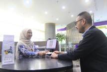 Nasabah membuka Tabungan iB Hijrah Prima di Kantor Cabang Muamalat Tower, Jakarta, Kamis (5/3/2026). 