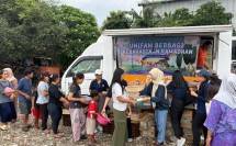 Unifam libatkan karyawan bagikan ratusan paket di Muara Baru Jakarta Utara.