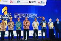 Direktur Utama BSI Anggoro Eko Cahyo (enam dari kiri) dalam acara Launching Indonesia Bullion Ecosystem Roadmap yang diselenggarakan Kementerian Perekonomian dan juga dihadiri oleh Menteri Koordinator Bidang Perekonomian Airlangga Hartanto (tengah) di Jakarta.