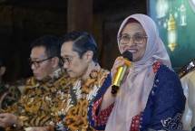 (Kiri ke kanan) Direktur Utama Telkom Dian Siswarini dan Direktur Legal & Compliance Telkom Andy Kelana pada agenda TelkomGroup Business Update yang diselenggarakan di Jakarta, pada Jumat (6/3).
