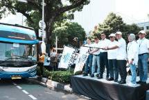 Direktur Utama BSI Anggoro Eko Cahyo (tiga dari kiri) didampingi Komisaris Utama BSI Muhadjir Effendy (empat dari kiri), Direktur Finance & Strategy BSI Ade Cahyo Nugroho (tiga dari kanan) dan Direktur Compliance & Human Capital BSI Arief Adhi Sanjaya (paling kiri) melepas para pemudik di halaman depan BSI Tower Jakarta.