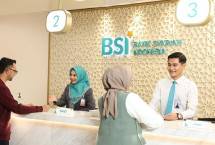 Pegawai BSI melayani transaksi nasabah