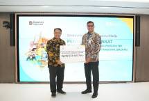 Penyerahan Zakat dilakukan Direktur Utama BSI Anggoro Eko Cahyo (kanan) kepada Ketua BAZNAS RI Sodik Mudjahid (kiri) di Kantor Pusat BSI The Tower, Jakarta (1/4).