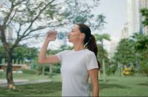 Ilustrasi air mineral kemasan botol Aqua