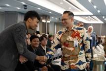 Direktur Compliance & Human Capital PT Bank Syariah Indonesia Tbk (BSI) Arief Adhi Sanjaya secara simbolis melantik perwakilan mahasiswa penerima program BSI Scholarship 2025 di Gedung BSI The Tower, Jakarta. 