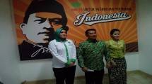Ketua Umum HKTI Moeldoko didampingi Ketua Umum Pemuda dan Perempuan HKTI kiri.