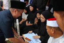 Direktur Utama PT Bank Mandiri Taspen, Panji Irawan, menyerahkan secara simbolis Santunan Risiko Kematian Khusus (SRKK) kepada keluarga Mayor Inf. Anumerta Zulmi Aditya Iskandar, anggota Satgas Yonmek TNI Konga XXIII-S UNIFIL Lebanon.