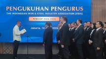 Menperin Agus Gumiwang Kartasasmita saat mengukuhkan kepengurusan IISIA periode 2026-2030 (foto: Ridwan/Industry.co.id)