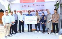 Penyerahan bantuan pembangunan jembatan oleh Direktur KPEI sekaligus Ketua HUT ke-48 Pasar Modal Indonesia, Antonius Herman Azwar, kepada Kepala Desa Cibojong.