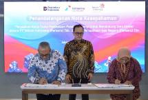 Penandatanganan Nota Kesepahaman (MoU) oleh Direktur Utama Telkom Dian Siswarini (paling kanan) dengan Direktur Utama PGN Arief Kurnia Risdianto (paling kiri) dan disaksikan langsung oleh Senior Director of Business Performance and Assets Optimization Danantara Indonesia Bhimo Aryanto (tengah) di Jakarta, Jumat (10/4).