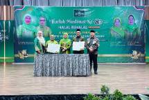 Penandatangan dilakukan oleh Direktur Retail Banking BSI Kemas Erwan Husainy (empat dari kiri) dan Ketua Umum Pimpinan Pusat Muslimat NU Arifatul Choiri Fauzi (dua dari kiri) disaksikan Ketua Umum Dewan Pembina NU Khofifah Indar Parawangsa (tengah) saat acara Halalbihalal dan peringatan Harlah ke-80 Muslimat NU.