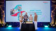 kiri ke kanan) Mayang Ekaputri, Chief Partnership Distribution Officer Prudential Syariah; Ahmir ud Deen, Chief Operations Officer, Prudential Syariah; Vivin Arbianti Gautama, Chief Customer Marketing Officer Prudential Syariah dan Ika Meynita, Chief Product and Health Officer Prudential Syariah secara resmi membuka acara perayaan Milad keempat Prudential Syariah di Jakarta (18/04). 