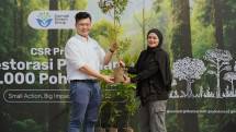 CEO Cermati Fintech Group, Andhy Koesnandar bersama Direktur Kertabumi, Santi Novianti dalam prosesi serah terima 1000 bibit pohon untuk ditanam di Hutan Kota Eduforest Bekasi.