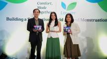 Ki-Ka: Shoichi Hasegawa-President Director of Kao Indonesia, Maudy Ayunda-Laurier Brand Ambassador, Susilowati-Vice President Marketing of Kao Indonesia