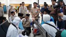 Turut hadir dalam acara pelepasan jemaah haji Wakil Direktur Utama BSI Bob T Ananta, bersama Menteri Haji dan Umrah Mochamad Irfan Yusuf, Wakil Ketua DPR Sufmi Dasco Ahmad, Komisaris Utama BSI Muhadjir Effendy dan beberapa pejabat lainnya. (23/4)