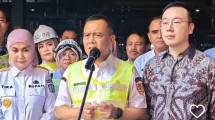 Kunjungan Gubernur Jawa Tengah Achmad Lutfi didampingi Bupati Kendal Dyah Kartika Purnamasari di area produksi PT Borine Technology Indonesia di KEK Kendal