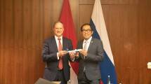 Wakil Menteri Perindustrian RI Faisol Riza menerima cinderamata dari Wakil Menteri Perindustrian dan Perdagangan Federasi Rusia, Alexey Gruzdev