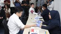 CEO Cermati Fintech Group, Andhy Koesnandar melakukan pengecekan sebelum melakukan donor darah.