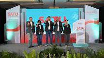 Ahmir ud Deen, Chief Operations Officer Prudential Syariah (paling kiri); Vivin Arbianti Gautama, Chief Customer Marketing Officer Prudential Syariah (kedua dari kiri); Iskandar Ezzahuddin, President Director, Prudential Syariah (tengah); Mandar Hastekar, Chief Financial Officer, Prudential Syariah (kedua dari kanan); dan Yenie Rahardja, Chief Risk and Compliance Officer, Prudential Syariah (paling kanan)
