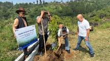Kegiatan penanaman pohon buah sebagai pelestarian lingkungan di bogor 