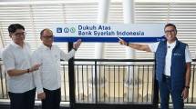 Direktur Utama PT Bank Syariah Indonesia (Persero) Tbk (BSI) Bapak Anggoro Eko Cahyo (paling kanan) berbincang bersama Direktur Utama PT Moda Integrasi Transportasi Jabodetabek Bapak Fuad I. Z Fachroeddin (kiri) dan Direktur portofolio management dan teknologi informasi PT KAI Bapak I Gede Darmayusa (dua dari kiri) di signage Stasiun LRT Dukuh Atas-Bank Syariah Indonesia di Jakarta (22/5).