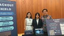 Elaine Wynette Wijaya didampingi kedua orangtuanya, siswi SMA Pelita Harapan Karawaci