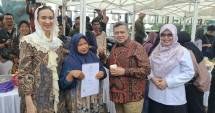 Menteri Pariwisata Widiyanti Putri Wardhana bersama Kepala BPJPH Ahmad Haikal Hasan menyerahkan sertifikat halal secara simbolis kepada perwakilan pelaku usaha desa wisata yang telah berhasil memperoleh sertifikasi.
