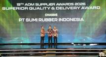 Presiden Direktur PT Sumi Rubber Indonesia, produsen ban Dunlop, Takahiko Shiomi, menerima penghargaan pada 19th ADM Supplier Awards 2026 di Hotel Mulia Jakarta, 23 April 2026.