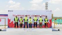 Direktur Utama Telkom Dian Siswarini (tengah) bersama Direktur Strategic Business Development & Portfolio Telkom Seno Soemadji (ketiga dari kiri), CEO NeutraDC Group Andreuw Th.A.F (ketiga dari kanan), serta jajaran Direksi dan Dewan Komisaris NeutraDC Group, saat melakukan topping off ceremony gedung pertama data center NeutraDC Nxera Batam (BTM-1), pada bulan Oktober 2025 lalu.