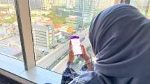 Nasabah mengakses informasi Dana Pensiun Lembaga Keuangan (DPLK) Syariah Muamalat via Muamalat DIN di Jakarta, Kamis (11/6/2026). 