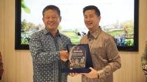 Daisuke Kobayashi (President Director PT Sinar Mitbana Mas) dan Wenzel Sutantio (Direktur Utama PT Wisata Sapta Pesona) dalam seremoni penandatanganan cooperation agreement Dairyland at Hiera BSD