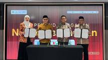 Penandatangan Sinegi ZISWAF dilakukan oleh Direktur Retail Banking BSI Kemas Erwan Husainy (dua dari kanan), Ketua Umum Perkumpulan Organisasi Pengelola Zakat Moch Bukhori Muslim (dua dari kiri) dan Ketua Umum Forum Zakat Wildhan Dewayana (paling kanan) di Jakarta.